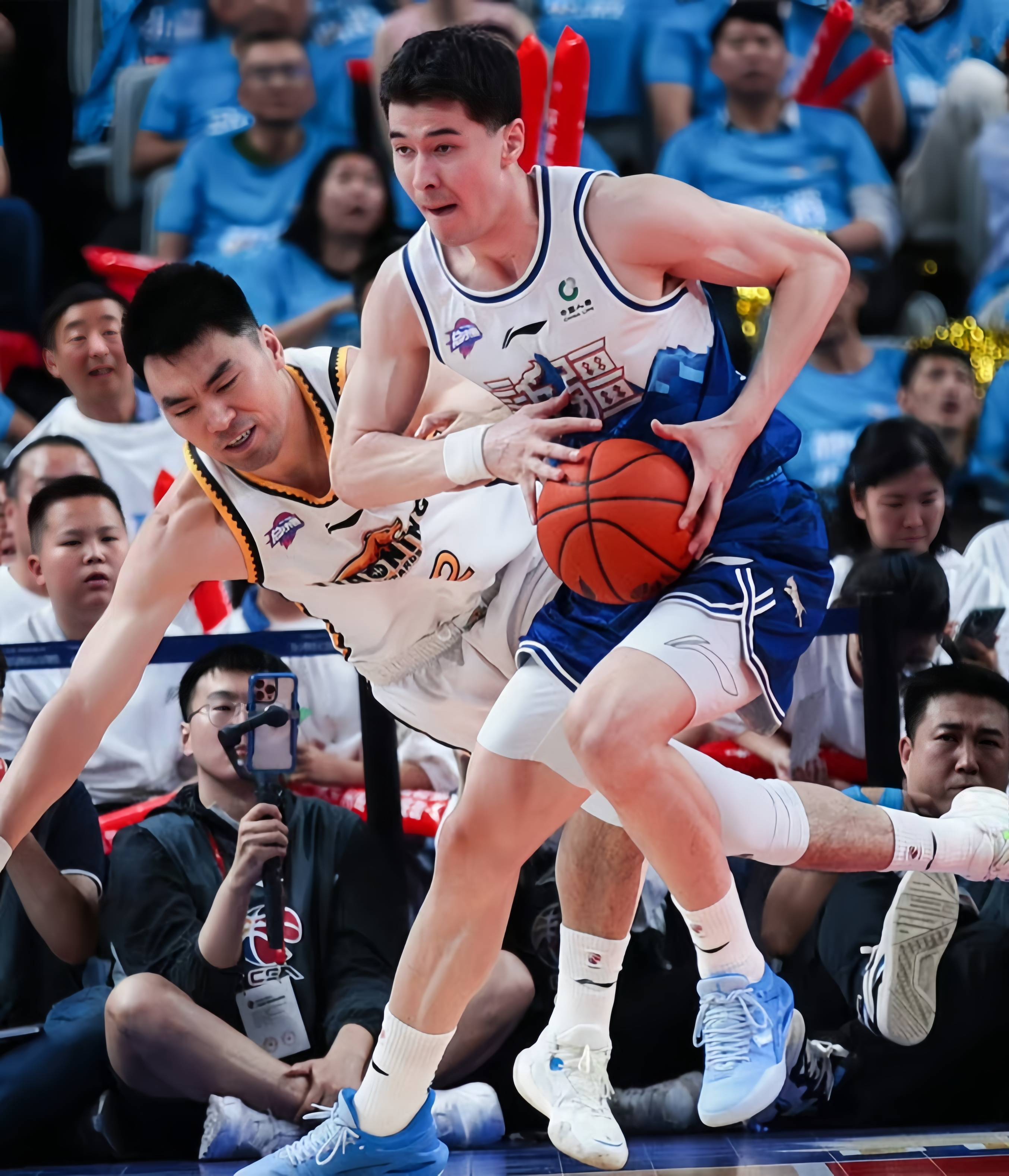 包含外援调整策略，球队在CBA季后赛中取得连胜势头的词条